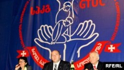 ირაკლი პეტრიაშვილი (შუაში)