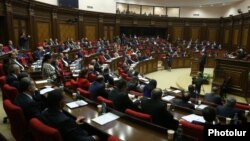 Armenia - Prime Minister Karen Karapetian presents his cabinet's policy program to lawmakers in Yerevan, 20Oct2016.