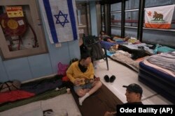 Ljudi su se sklonili u podzemne metro stanice zbog raketnih napada Irana, u Ramat Ganu, blizu Tel Aviva, Izrael, 17. juna 2025.