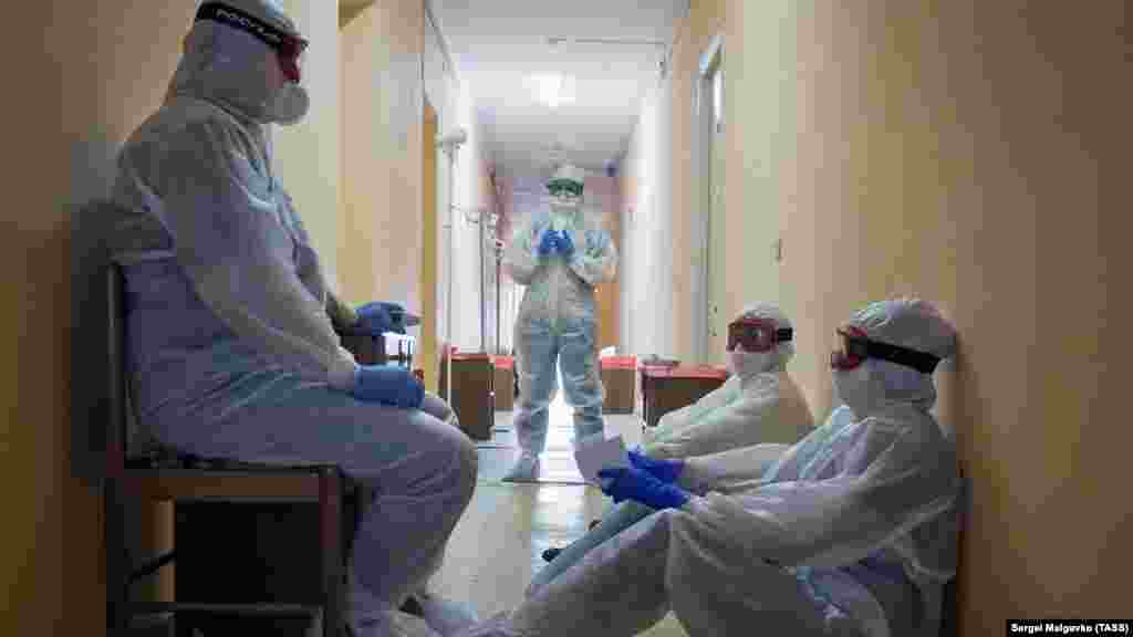 В ноябре в Крыму ежедневно фиксировали более 100 новых случаев коронавирусной инфекции, росло число смертей. Местные власти убеждали, что контролируют ситуацию.&nbsp;Больных коронавирусом и пневмонией принимали не только в городских больницах. Так, евпаторийский санаторий &laquo;Прибой&raquo; стали использовать как ковидный госпиталь в начале осени