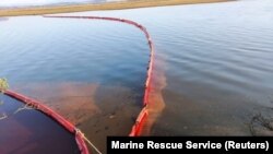 Защитные боны на воде. Иллюстративное фото