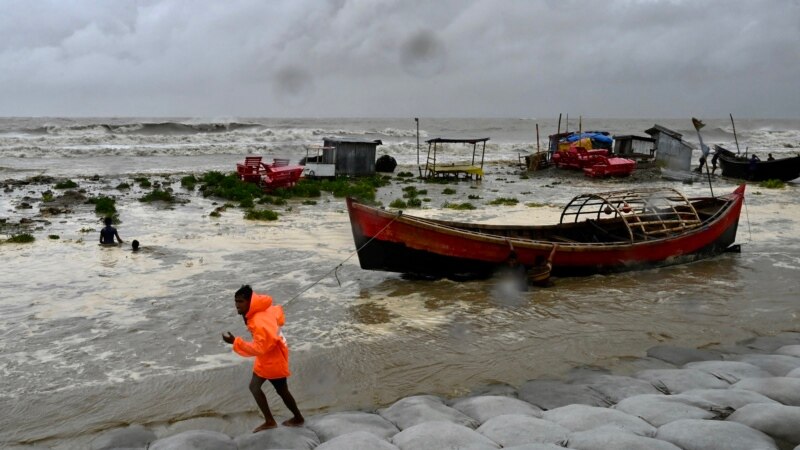 تخلیه ده‌ها هزار نفر از سواحل بنگلادش با نزدیک شدن طوفان شدید «رِمال»