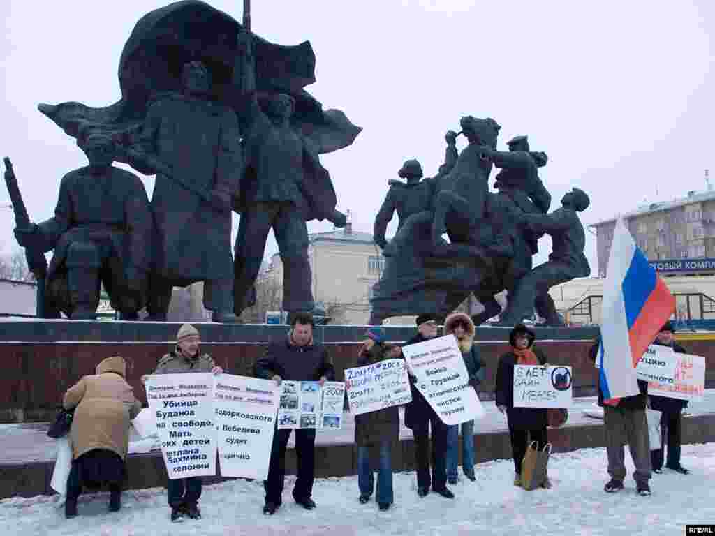 Rusija - Protest opozicije - Prošla je godina dana od kada je Dmitry Medvedev izabran za predsjednika Rusije. Slabašna opozicija nezadovoljna što od obećanja nije puno ostalo organizirala je protest u Moskvi.