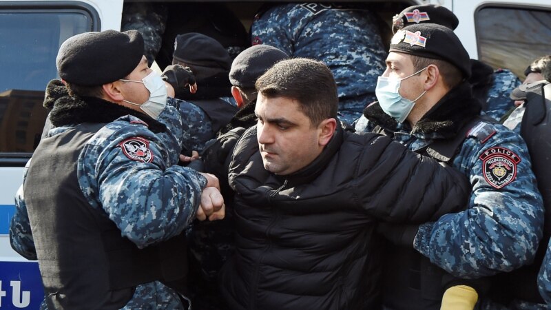 В Ереване проходят акции оппозиции против Пашиняна, десятки активистов задержаны