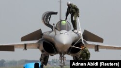 Pilot vazduhoplovnih snaga izlazi iz borbenog aviona Rafale tokom ceremonije uvođenja u vazduhoplovnu stanicu u Ambali u Indiji, 10. septembra 2020.