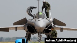 Пилоты ВВС Индии у многоцелевого истребителя Rafale на индийской авиабазе Амбала, сентябрь 2020. База является местом приписки для первой партии передовых многоцелевых истребителей Dassault Rafales , которые были введены в состав ВВС Индии.