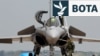 Një pilot i ushtrisë së Indisë duke u ngjitur në aeroplanin Rafale. India është ndër vendet që ka flotën më të madhe në botë me këto fluturake franceze. 