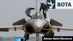 Një pilot i ushtrisë së Indisë duke u ngjitur në aeroplanin Rafale. India është ndër vendet që ka flotën më të madhe në botë me këto fluturake franceze. 