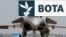 Një pilot i ushtrisë së Indisë duke u ngjitur në aeroplanin Rafale. India është ndër vendet që ka flotën më të madhe në botë me këto fluturake franceze. 