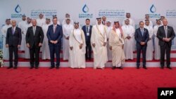 امیر قطر در میان مقامات حاضر در مراسم افتتاح طرح توسعۀ میادین گاز پارس جنوبی