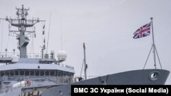 Британський патрульний корабель має у своєму складі 30-міліметрову артустановку, дві кулеметні установки і вертолітний майданчик