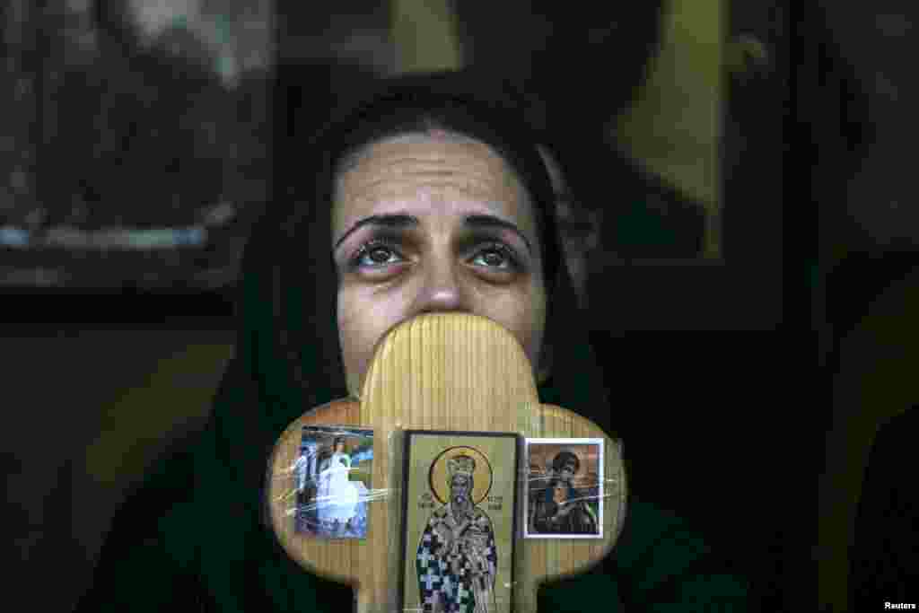 O femeie credincioasă din Serbia la procesiunea de pe Via Dolorosa, în vechiul oraș al Ierusalimului (Israel).