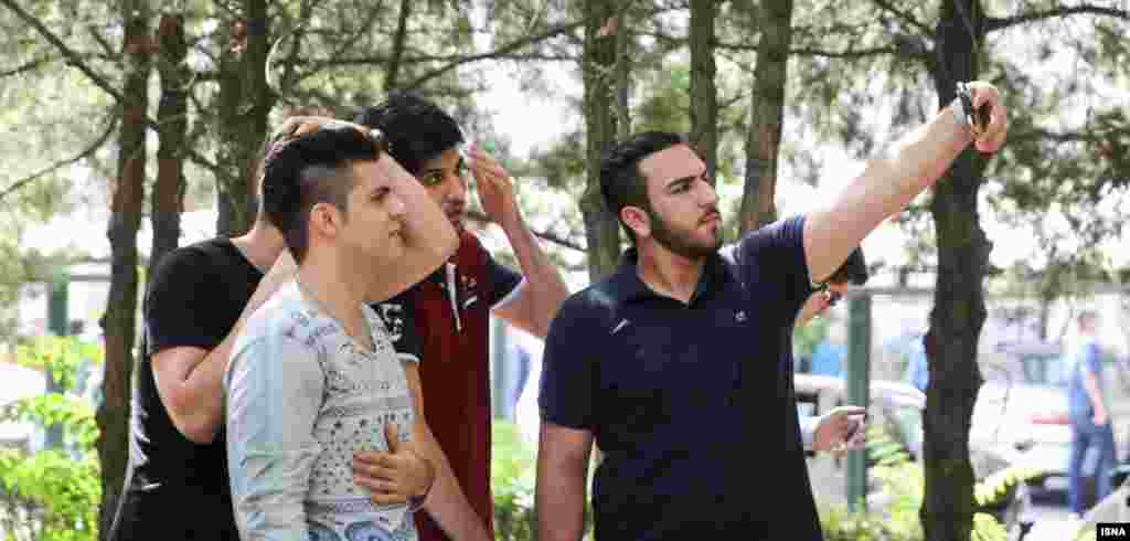 سلفی با طعم کنکور سراسری. عکس از ایسنا