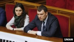 Судді Печерського районного суду Києва Оксана Царевич і Віктор Кицюк на засіданні Верховної Ради, 4 березня 2015 року 
