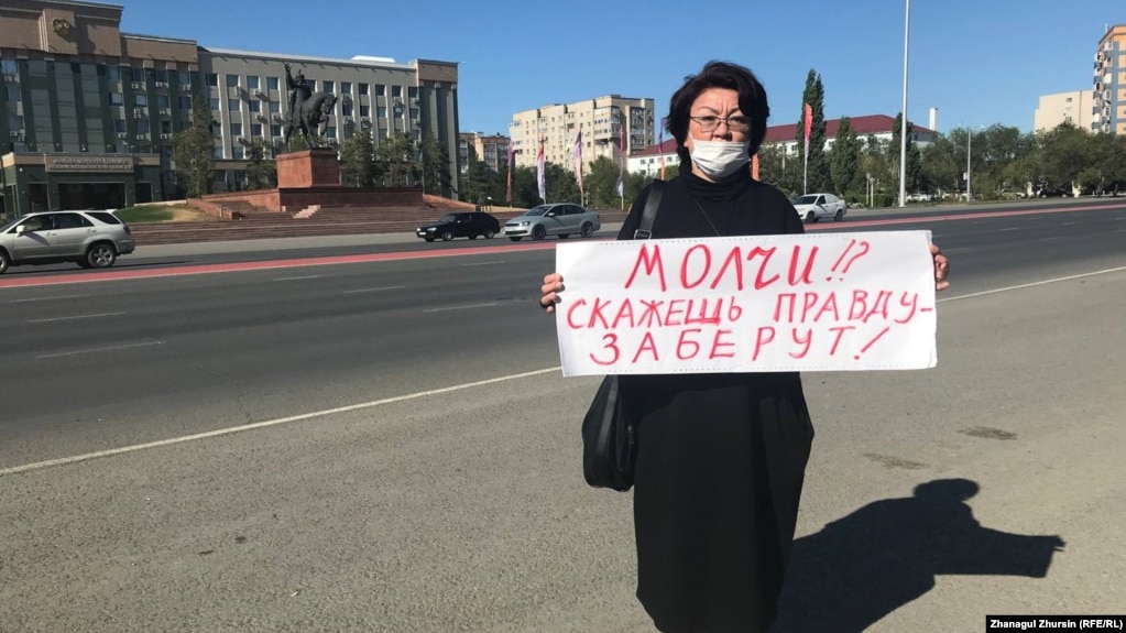 Актюбинская активистка Алима Абдирова на пикете с призывом ввести санкции против экс-президента Казахстана. 16 сентября 2021 года. В этом году Абдирова получила десятки отказов на проведение одиночных акций