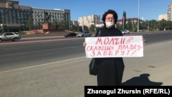 Актюбинская активистка Алима Абдирова на пикете с призывом ввести санкции против экс-президента Казахстана. 16 сентября 2021 года. В этом году Абдирова получила десятки отказов на проведение одиночных акций