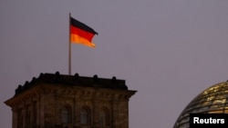 Cupola luminată a Parlamentului federal de la Berlin, Germania, 2022.