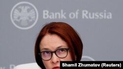 A 2022 szeptemberétől nyugati szankciókkal sújtott Elvira Nabiullinát, az Orosz Központi Bank vezetőjét korábban Nyugaton is megbecsüléssel figyelték az orosz monetáris politika és valutatartalékok felhalmozása miatt