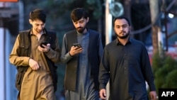 له مبایله بې حده استفاده - عکس پخوانی دی