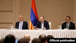 Acting Armenian Prime Minister Nikol Pashinian (C) during a meeting with ethnic Armenians in Astana, Kazakhstan, 9Nov, 2018