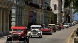 A „Classics of Cuba” versenyen részt vevő veterán autók haladnak át a Prado sugárúton a kubai Havannában