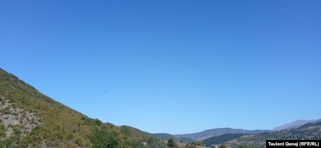 Dy avionë nga Serbia shihen pranë kufirit të Kosovës, në Jarinjë më 26 shtator.