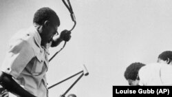 Rhodesienii bat o statuie care-l înfățișează pe fondatorul Rhodesia. Cecil Rhodes, după ce țara a devenit independentă față de puterea britanică și a luat numele Zimbabwe, 31 iulie 1980
