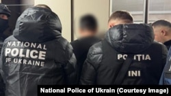 Ofițeri ai organelor de drept din Ucraina și R. Moldova, în timpul reținerii suspecților în cadrul operațiunii Enigma 2.0