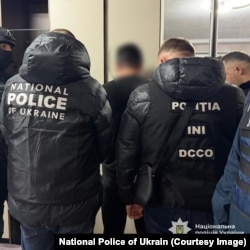 Кадри зі спільної операції молдовської та української поліції під назвою «Енігма 2.0»