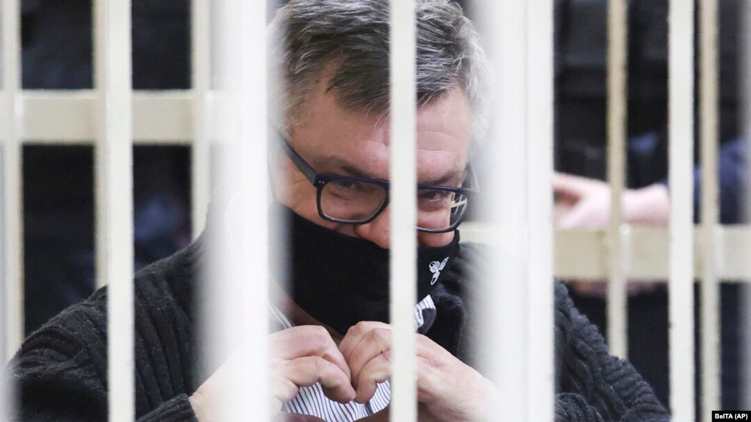 Віктар Бабарыка за кратамі падчас суду. Менск, 17 лютага 2021 году.