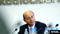 Președintele Traian Băsescu în cursul vizitei efectuate la sediul Radio Europa Liberă din Praga în 2009