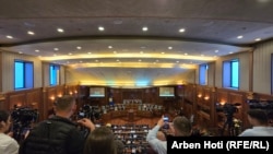Mediat duke ndjekur seancën e jashtëzakonshme të Kuvendit të Kosovës.