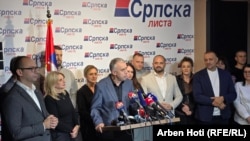 Zllatan Ellek dhe eksponentë të Listës Serb gjatë konferencës për media në Mitrovicë të Veriut.