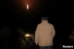 Kim Jong Un gleda kako je raketa koja nosi špijunski satelit na, kako tvrdi sjevernokorejska vlada, lokaciji koja je navedena kao Sjeverna provincija Gyeongsang 21. novembra 2023.