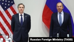 Энтони Блинкен һәм Сергей Лавров  