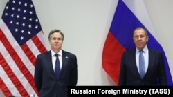Госсекретарь США Энтони Блинкен (слева) и министр иностранных дел России Сергей Лавров, Рейкьявик, 19 мая 2021 г. 