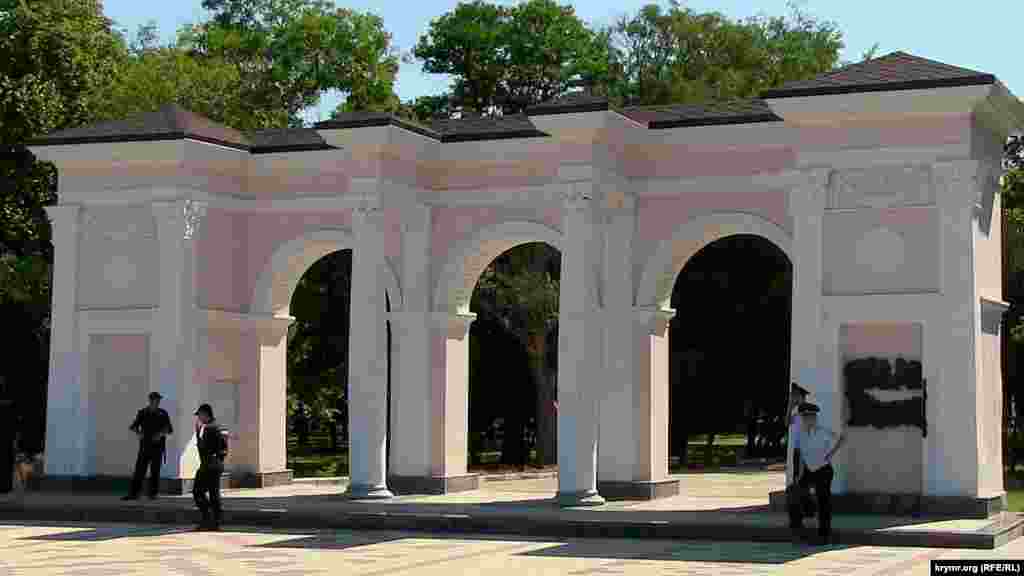 В День Незалежності України поліція оточила парк імені Шевченка в Сімферополі, 24 серпня 2014