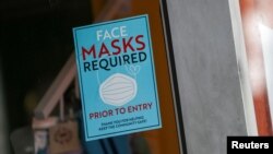 Znak za obavezno nošenje maski u salonu ljepote u New Yorku, 27. juli 2021. 