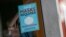 Kërkesa për veshje të maskës e vendosur në një dyqan në Nju Jork të SHBA-së. Korrik, 2021.