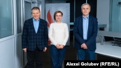 Autoarea podcastului „Dincolo de Știri”, Eugenia Crețu, alături de invitații săi, analiștii politici Igor Boțan (stânga) și Nicolae Negru, în redacția Europei Libere de la Chișinău.