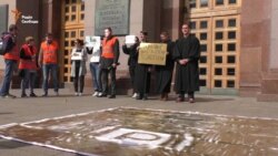 Кияни протестували проти «золотої» парковки під Михайлівською площею (відео)