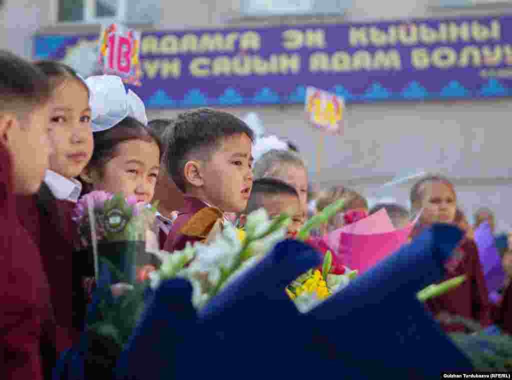 2-сентябрда өлкөнүн мектептеринде билимге чакырган коңгуроо кагылды.