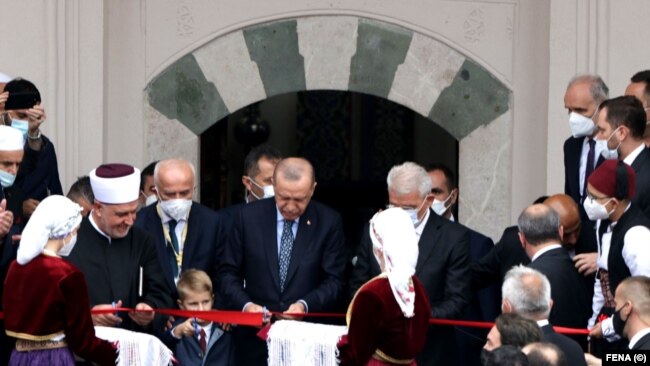Erdogan përuroi Xhaminë e Bashçarshisë, e cila u restaurua nga Drejtoria e Përgjithshme e Vakëfeve të Republikës së Turqisë, Sarajevë (27 gusht 2021).