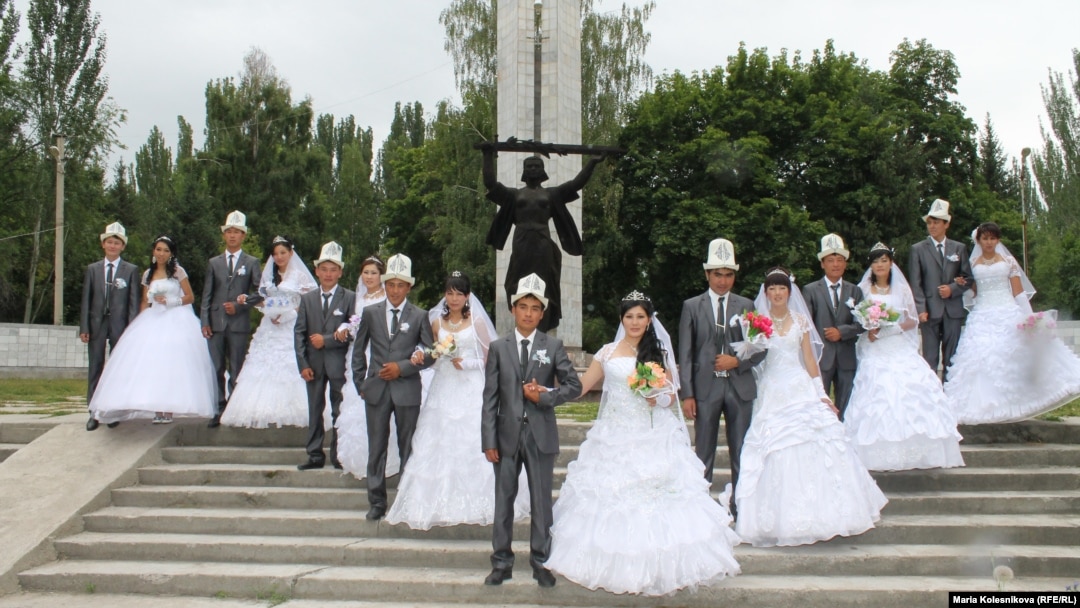 Кыргызстандагы жаштардын үйлөнүүсү. Каракол шаары, 2013-жылдын 2-августу.
