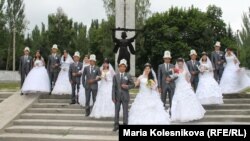 Массовая свадьба в Караколе. 2 августа 2013 года