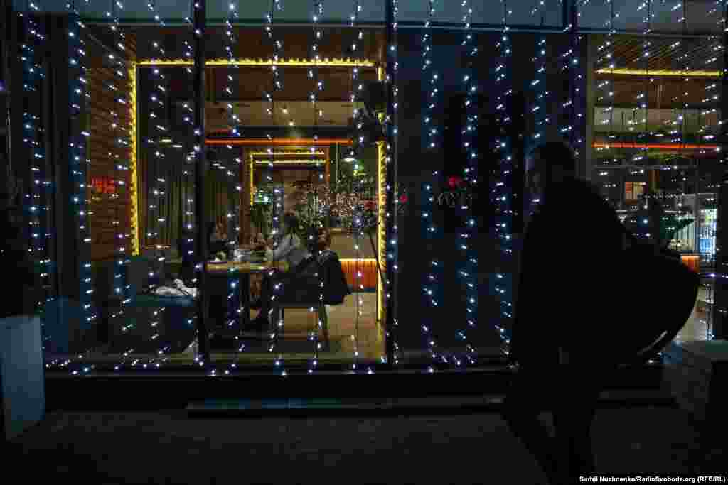 Вулична ілюмінація одного з кафе