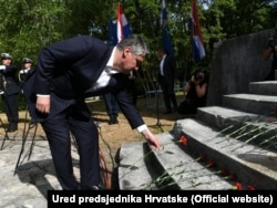 Predsjednik Milanović polaže cvijeće na spomenik u Brezovici