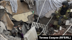 Рятувальники працюютьна місці російської атаки в Херсоні, лютий 2026 року