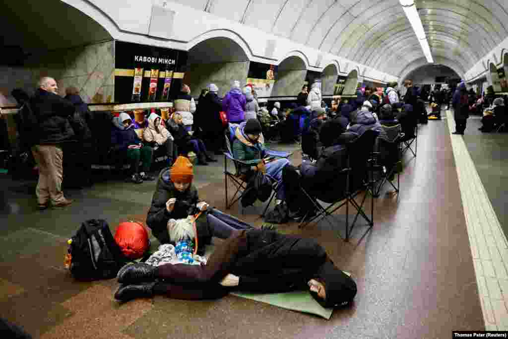 Decembrie 2024 – oameni care se adăpostesc de atacuri în stația Lukianivska. Stația de metrou este una dintre multele din Kiev care se umplu frecvent cu locuitori din clădirile din apropiere care se adăpostesc aici în timpul alertelor aeriene.