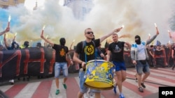 Фанати «Дніпра» і «Металіста» під час спільного маршу на підтримку єдності України в Харкові, 27 квітня 2014 року